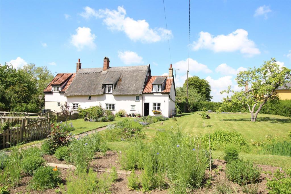 thatched cottages